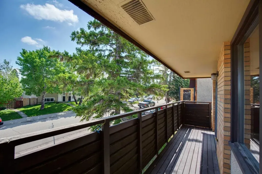 7833 Hunterquay Road NW Calgary AB T2K 4V1