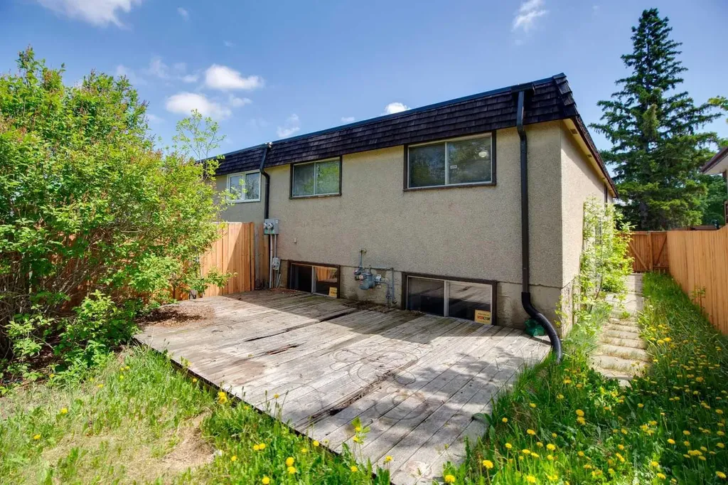 7833 Hunterquay Road NW Calgary AB T2K 4V1