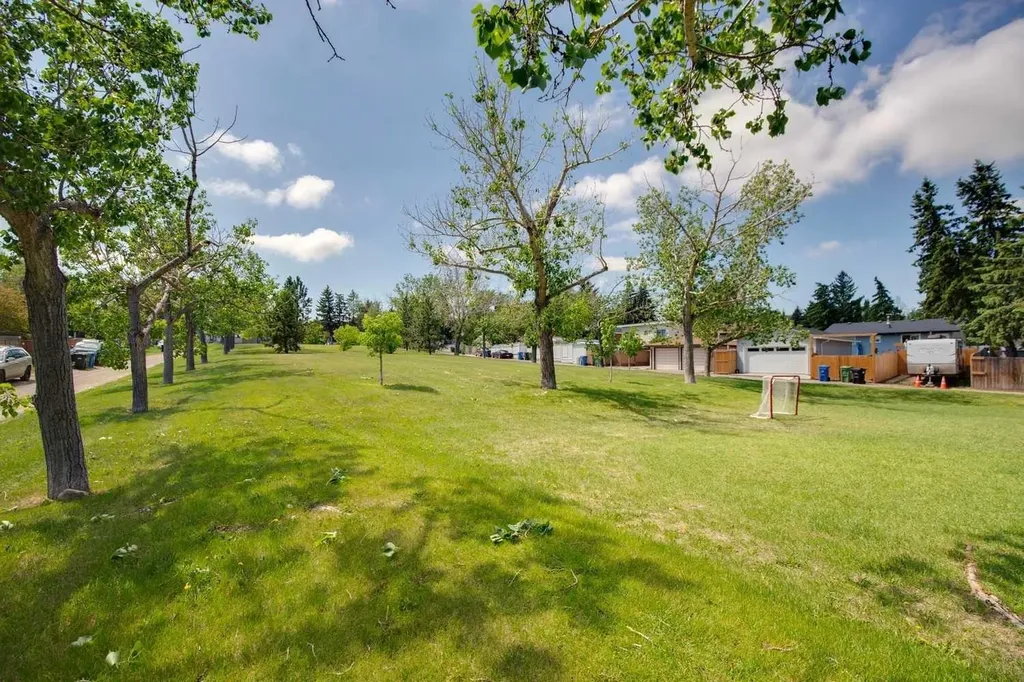 7833 Hunterquay Road NW Calgary AB T2K 4V1