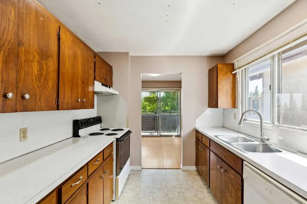 7833 Hunterquay Road NW Calgary AB T2K 4V1