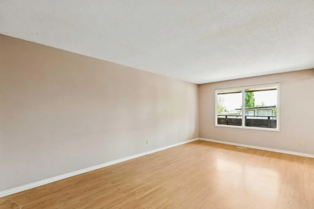7833 Hunterquay Road NW Calgary AB T2K 4V1