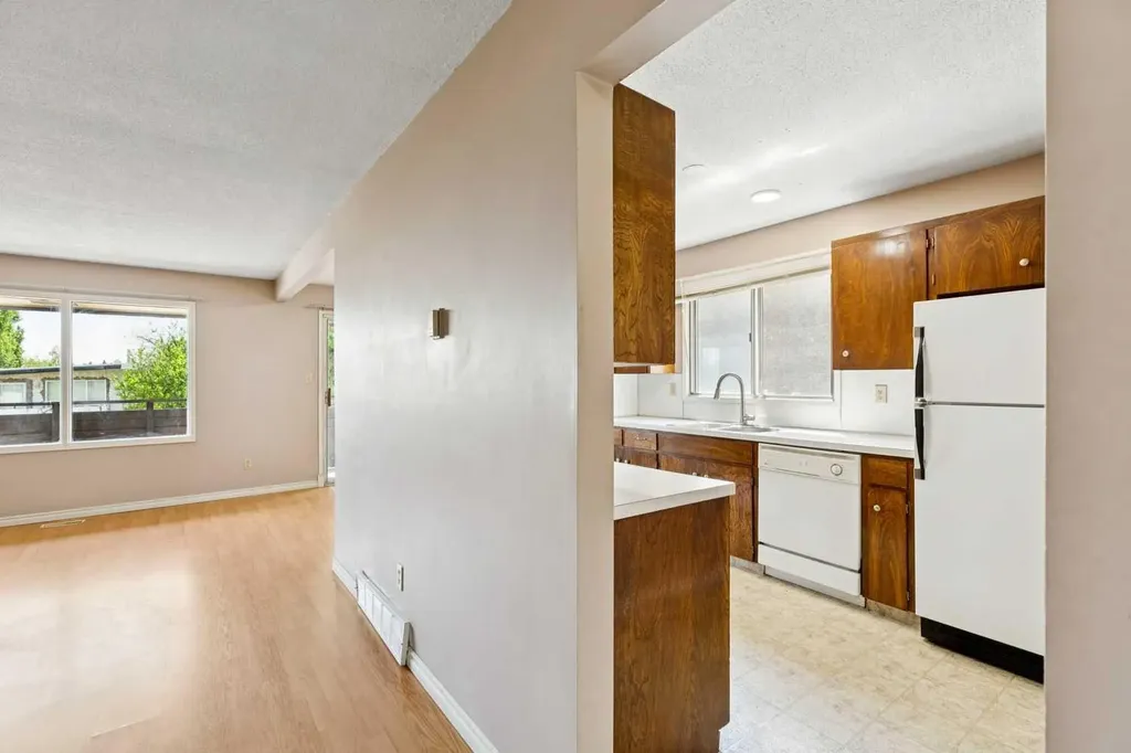 7833 Hunterquay Road NW Calgary AB T2K 4V1