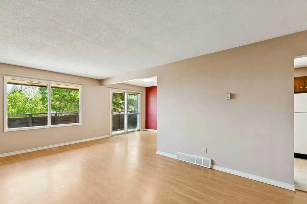 7833 Hunterquay Road NW Calgary AB T2K 4V1