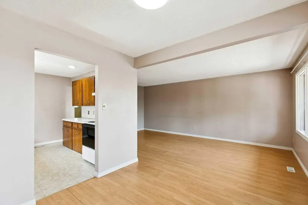 7833 Hunterquay Road NW Calgary AB T2K 4V1