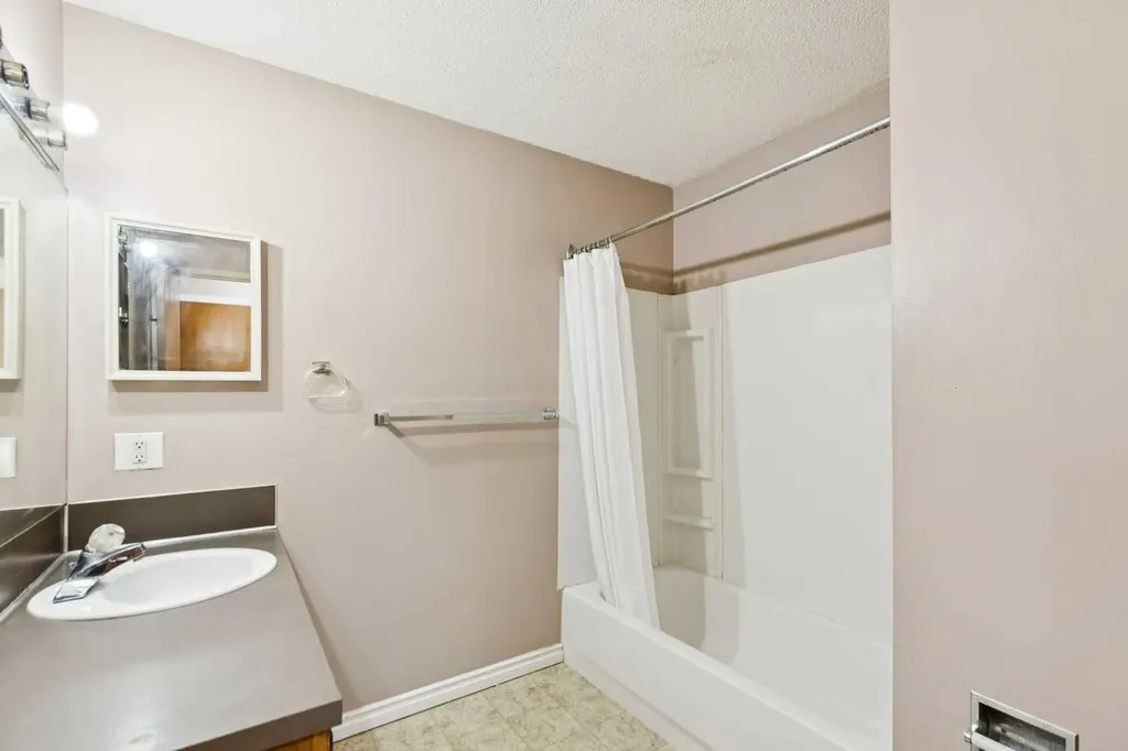 7833 Hunterquay Road NW Calgary AB T2K 4V1