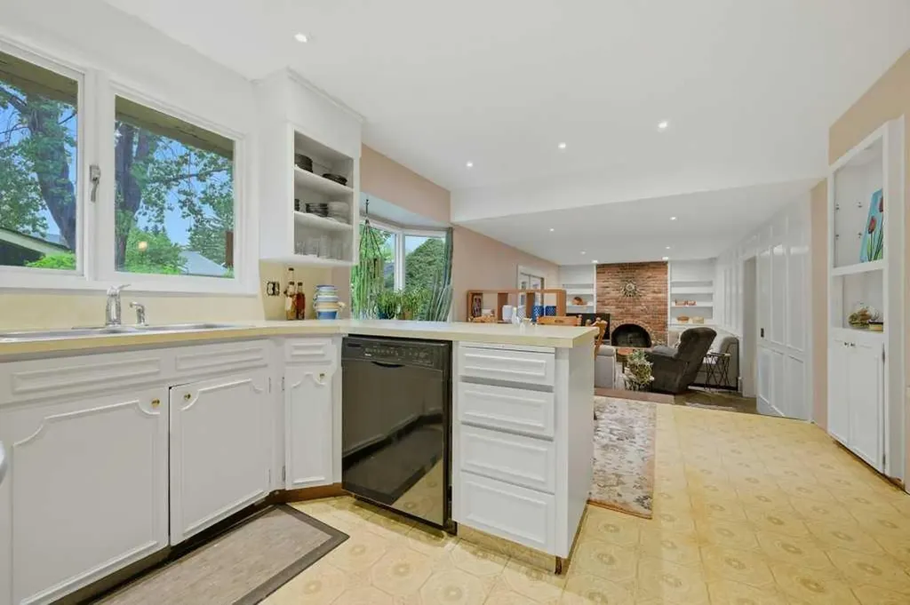 9824 19 Street SW Calgary AB T2V 4C3