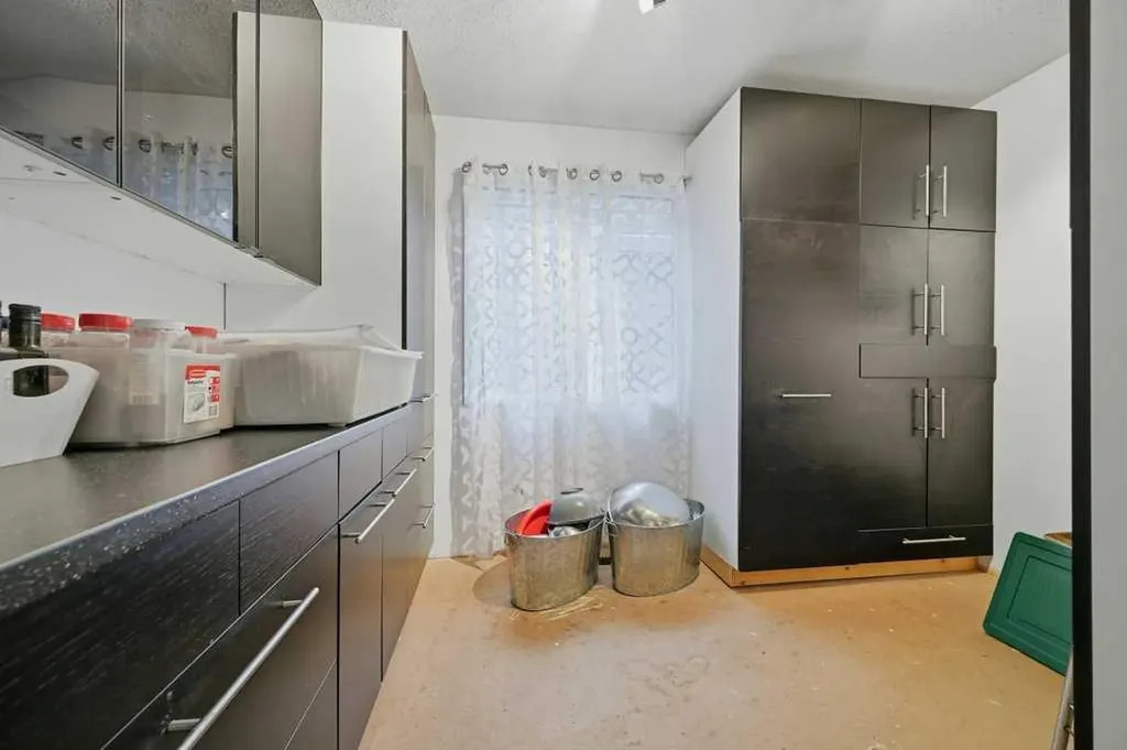 9824 19 Street SW Calgary AB T2V 4C3