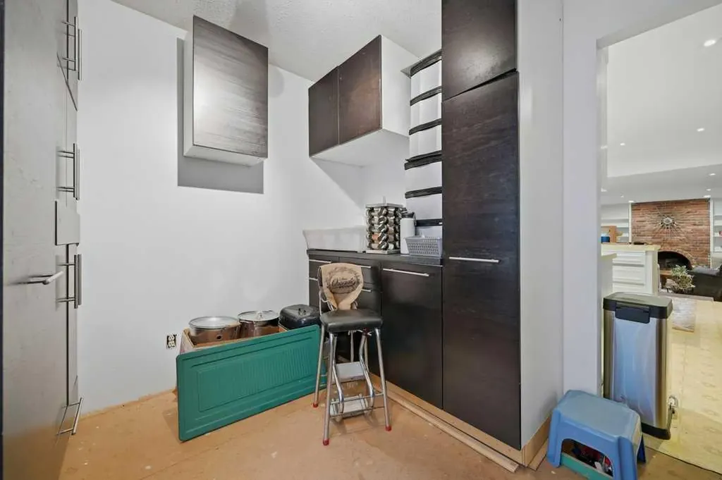 9824 19 Street SW Calgary AB T2V 4C3