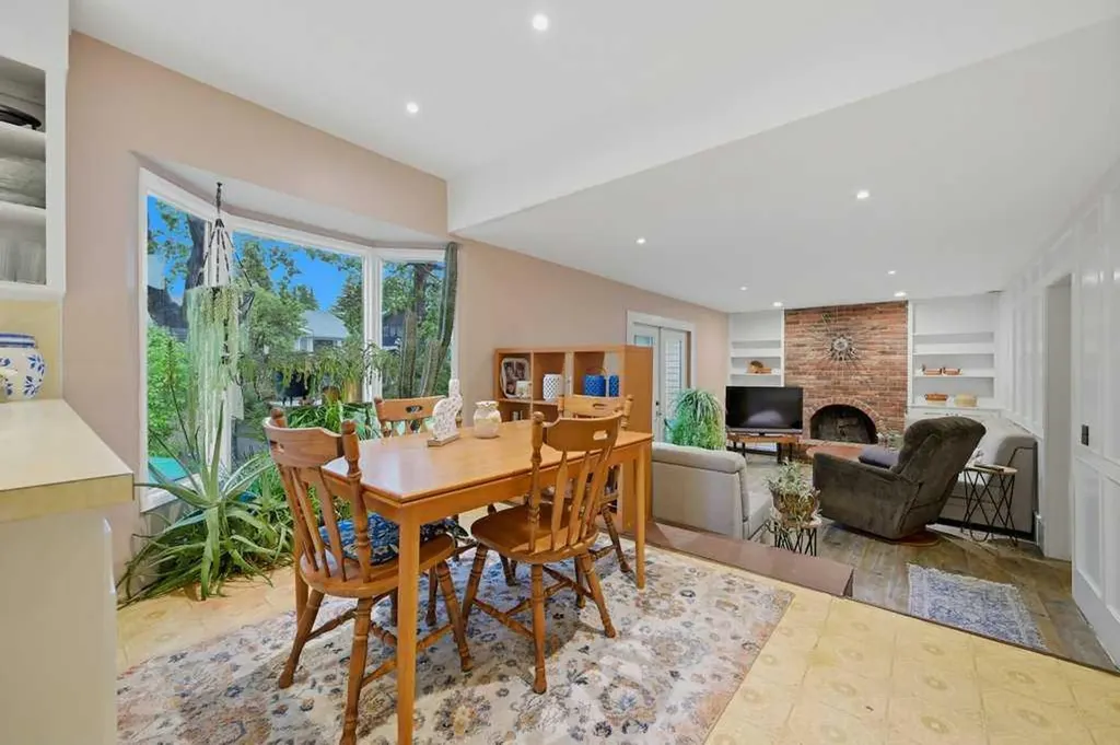 9824 19 Street SW Calgary AB T2V 4C3
