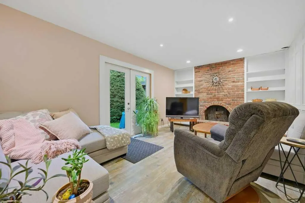 9824 19 Street SW Calgary AB T2V 4C3