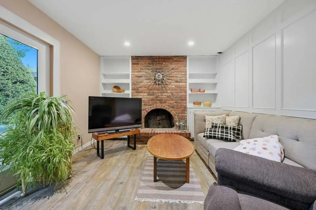 9824 19 Street SW Calgary AB T2V 4C3