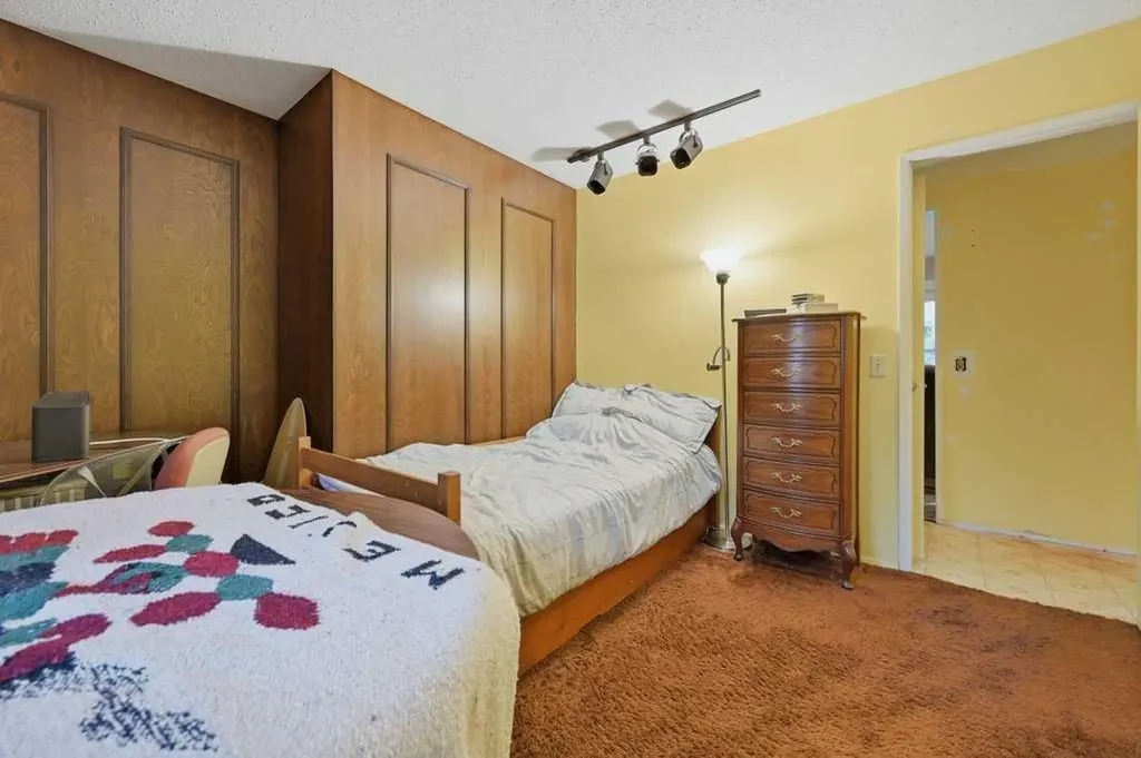 9824 19 Street SW Calgary AB T2V 4C3