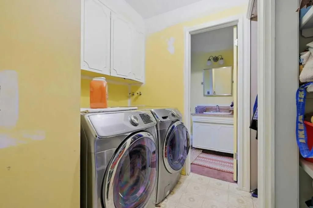 9824 19 Street SW Calgary AB T2V 4C3