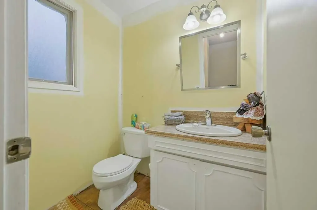 9824 19 Street SW Calgary AB T2V 4C3