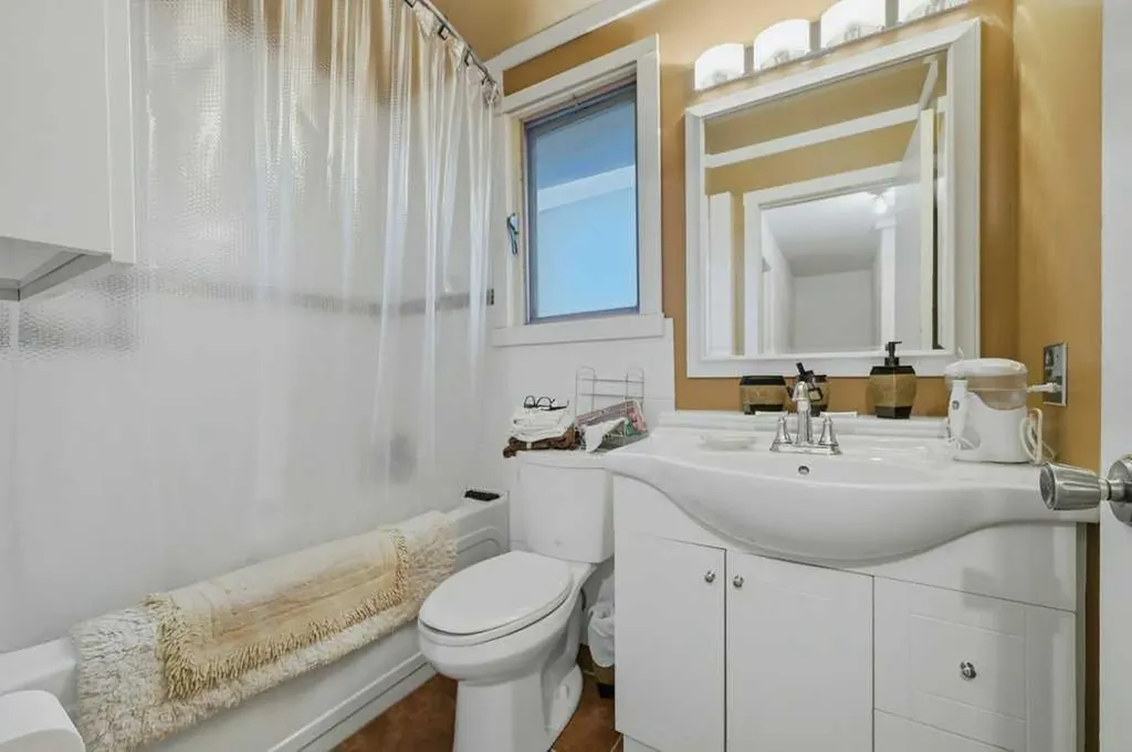 9824 19 Street SW Calgary AB T2V 4C3
