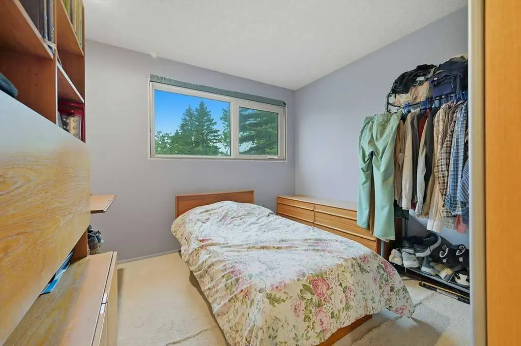 9824 19 Street SW Calgary AB T2V 4C3