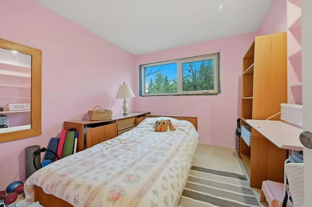 9824 19 Street SW Calgary AB T2V 4C3