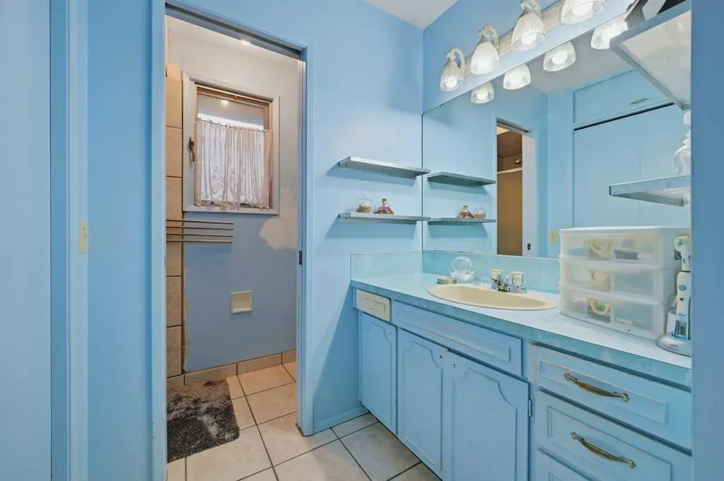 9824 19 Street SW Calgary AB T2V 4C3