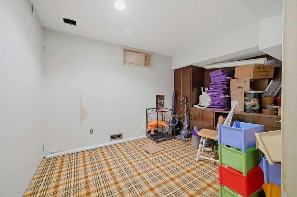 9824 19 Street SW Calgary AB T2V 4C3