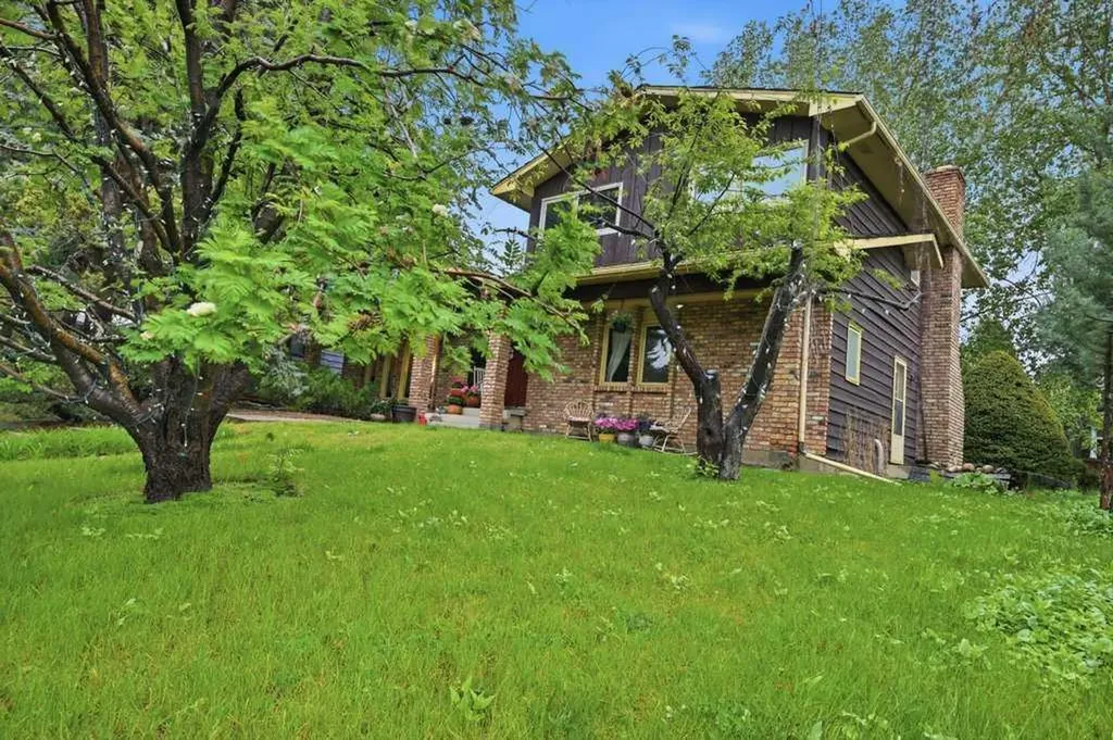 9824 19 Street SW Calgary AB T2V 4C3