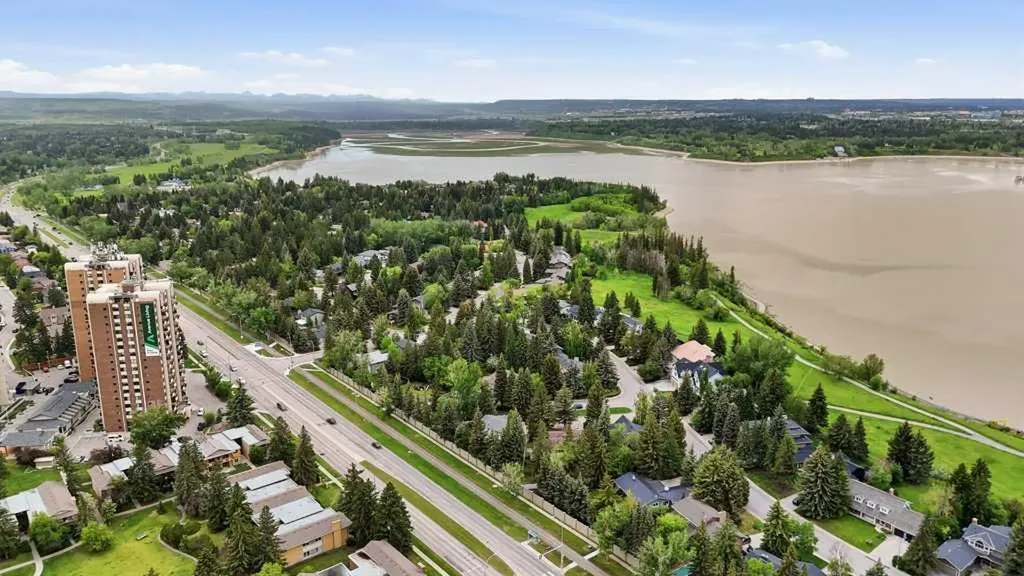9824 19 Street SW Calgary AB T2V 4C3