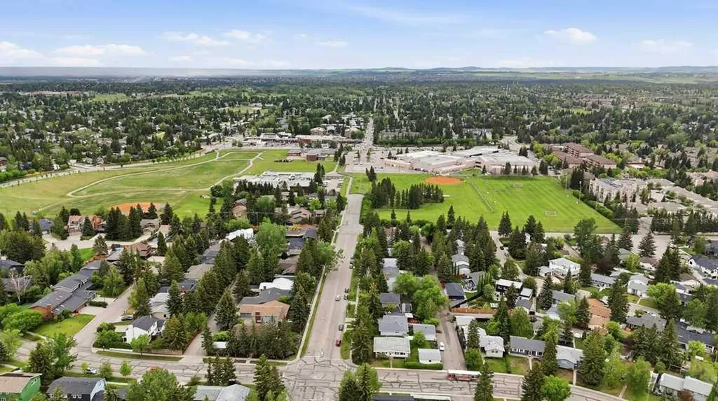 9824 19 Street SW Calgary AB T2V 4C3