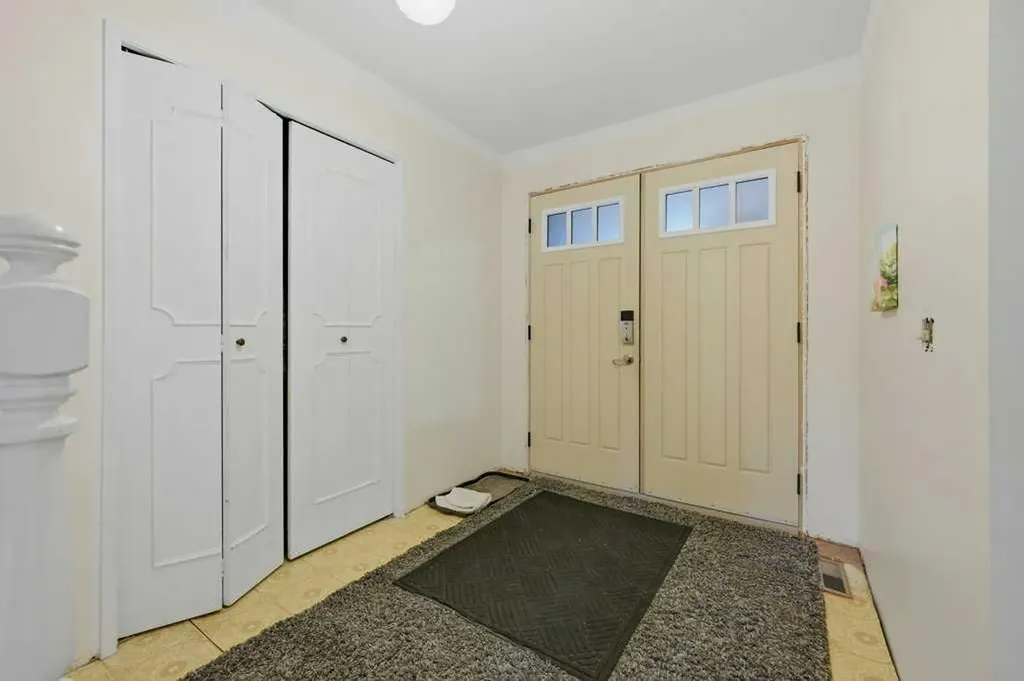 9824 19 Street SW Calgary AB T2V 4C3