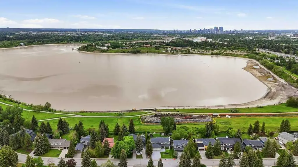 9824 19 Street SW Calgary AB T2V 4C3