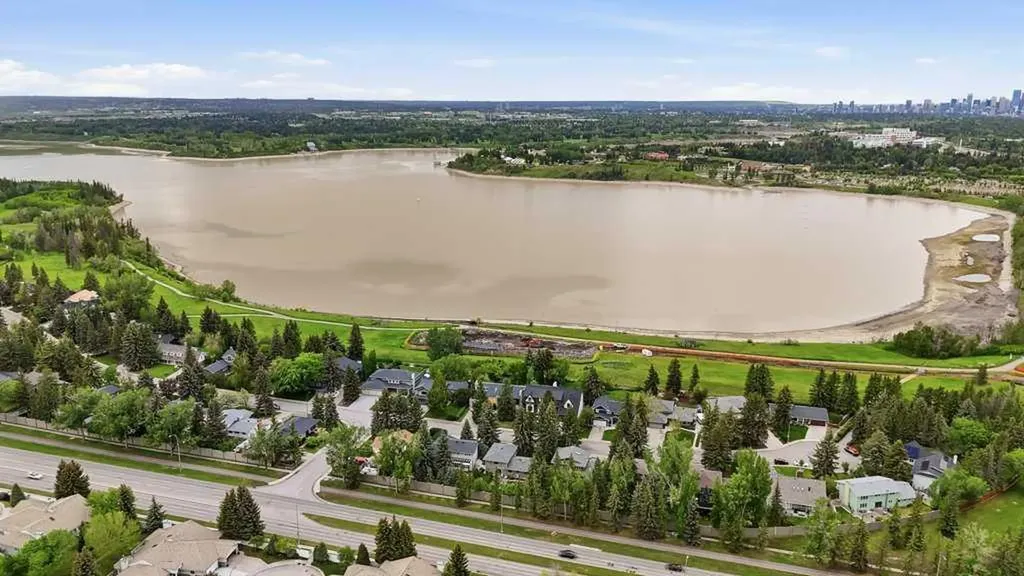 9824 19 Street SW Calgary AB T2V 4C3