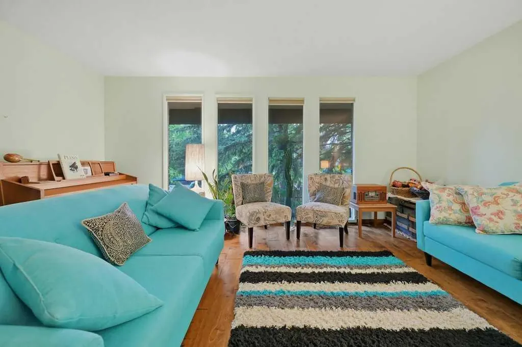 9824 19 Street SW Calgary AB T2V 4C3