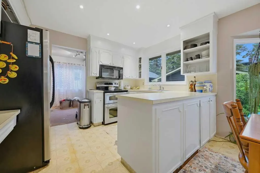 9824 19 Street SW Calgary AB T2V 4C3