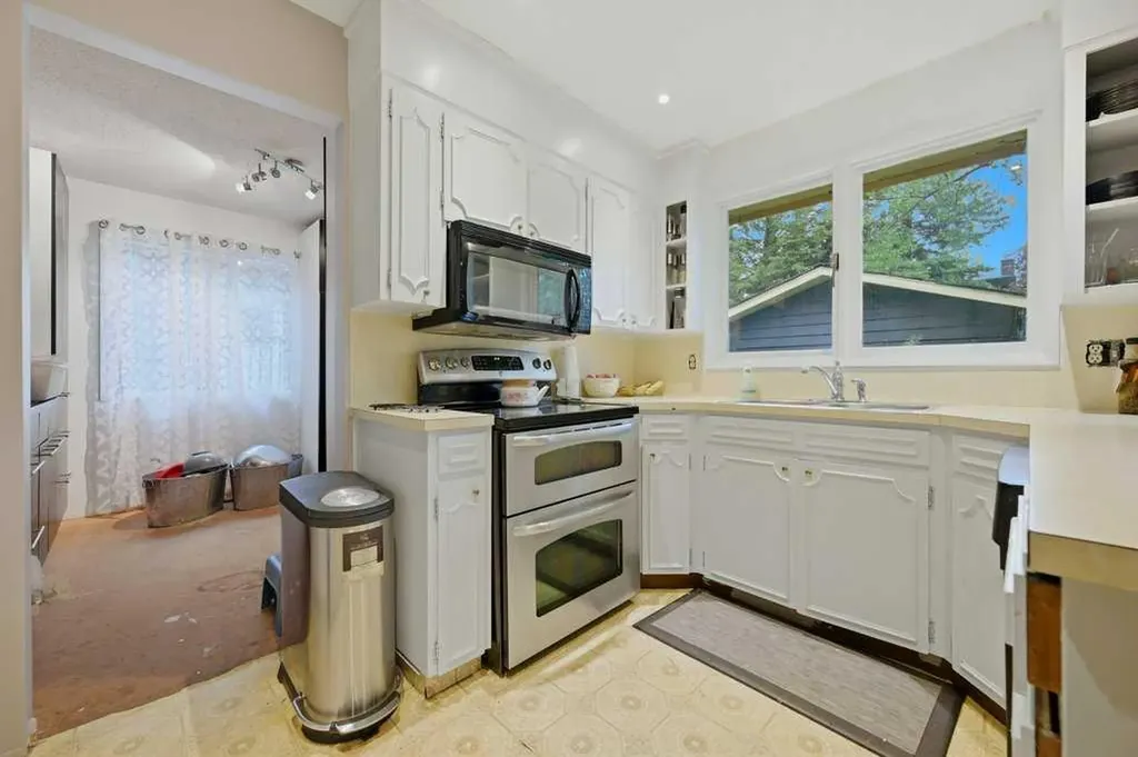 9824 19 Street SW Calgary AB T2V 4C3