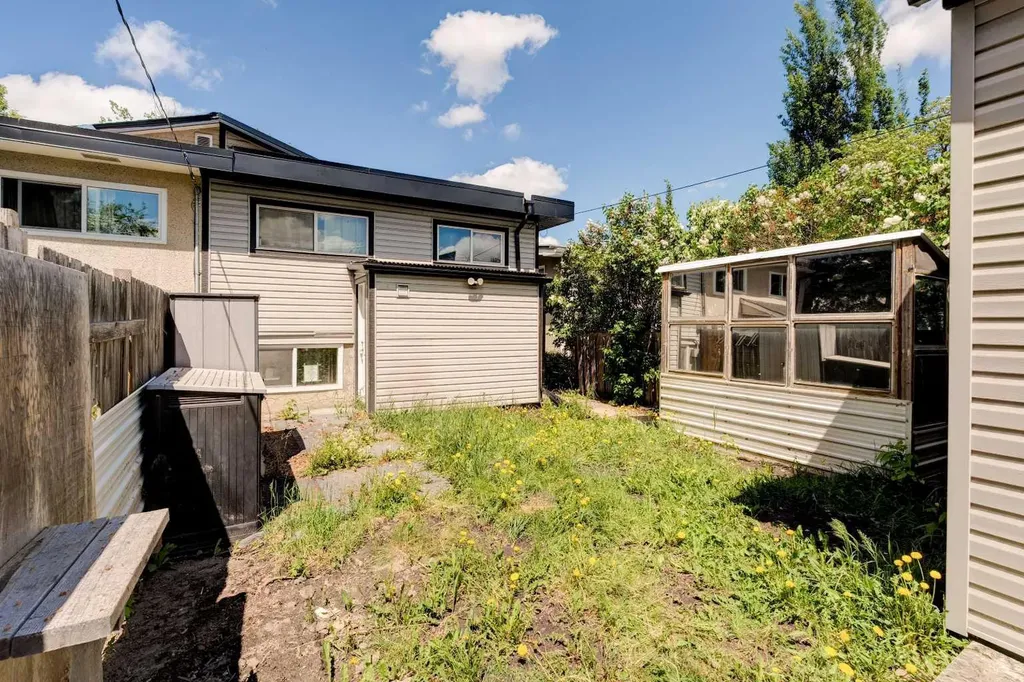 7417 35th Avenue NW Calgary AB T3B1T4