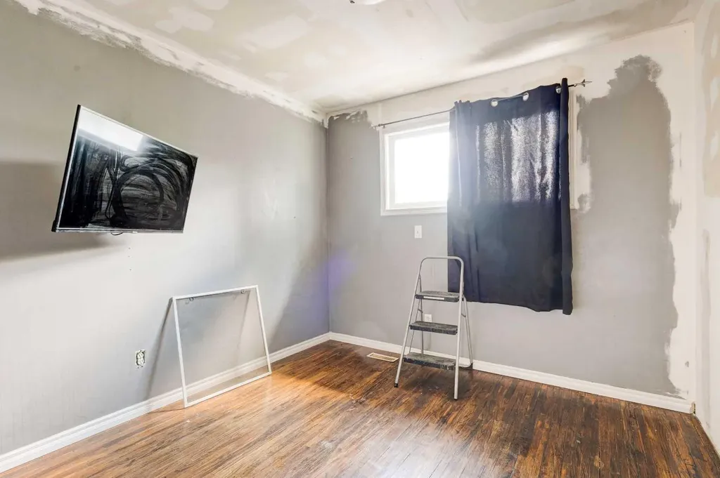 7417 35th Avenue NW Calgary AB T3B1T4
