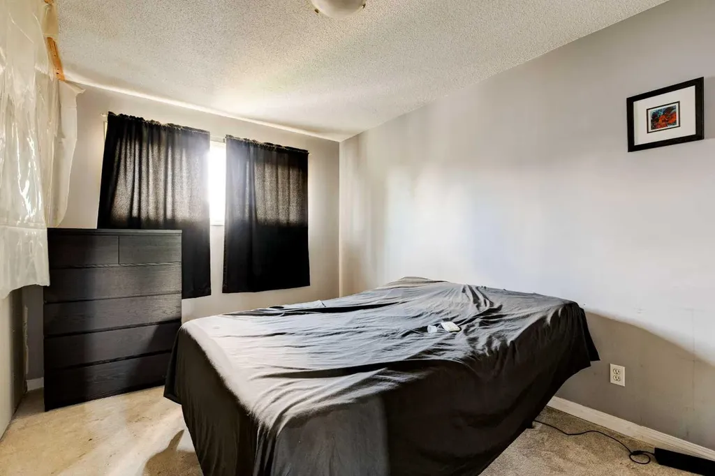 7417 35th Avenue NW Calgary AB T3B1T4