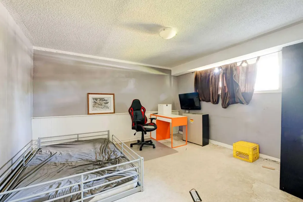 7417 35th Avenue NW Calgary AB T3B1T4