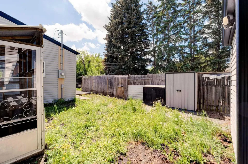 7417 35th Avenue NW Calgary AB T3B1T4