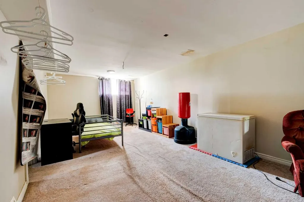 7417 35th Avenue NW Calgary AB T3B1T4