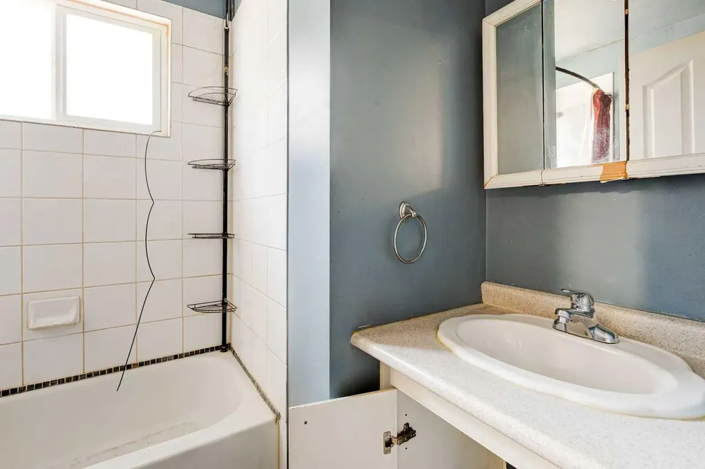 7417 35th Avenue NW Calgary AB T3B1T4