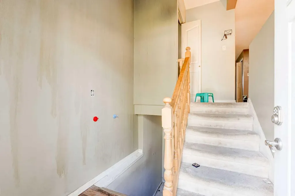 7417 35th Avenue NW Calgary AB T3B1T4