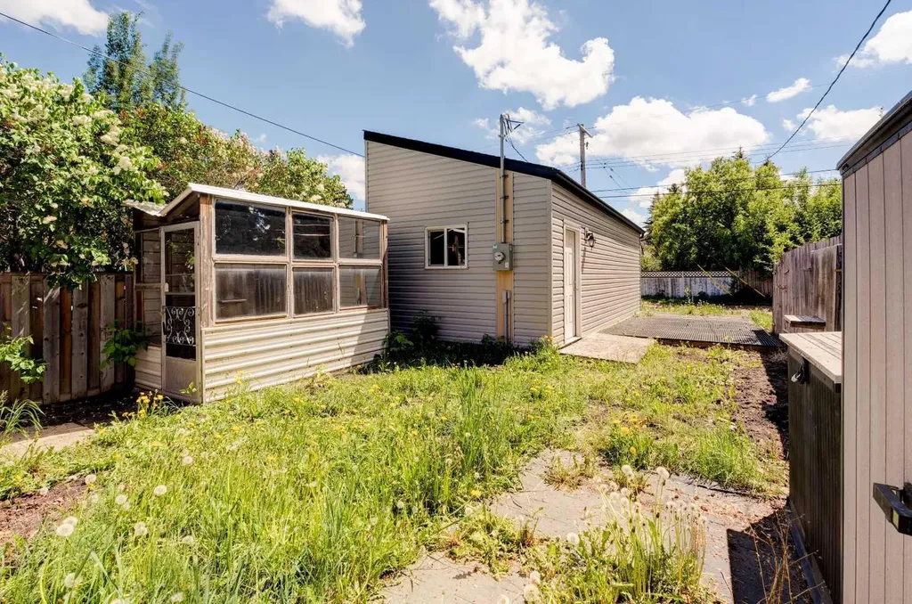 7417 35th Avenue NW Calgary AB T3B1T4