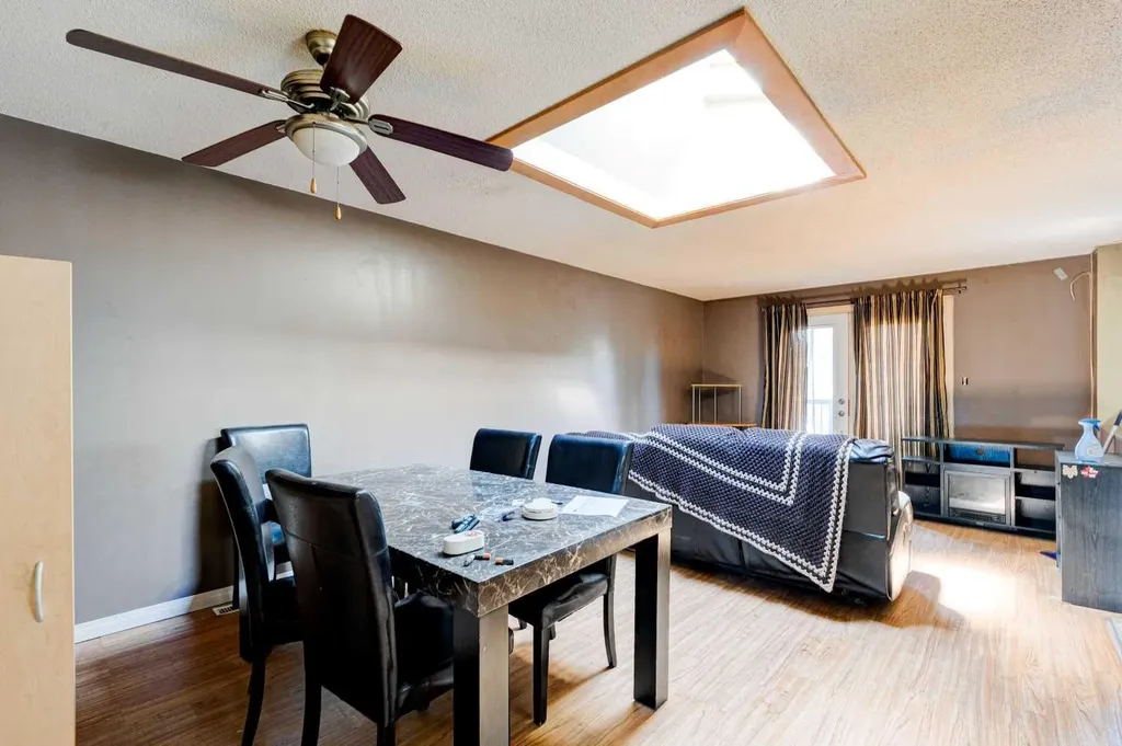 7417 35th Avenue NW Calgary AB T3B1T4