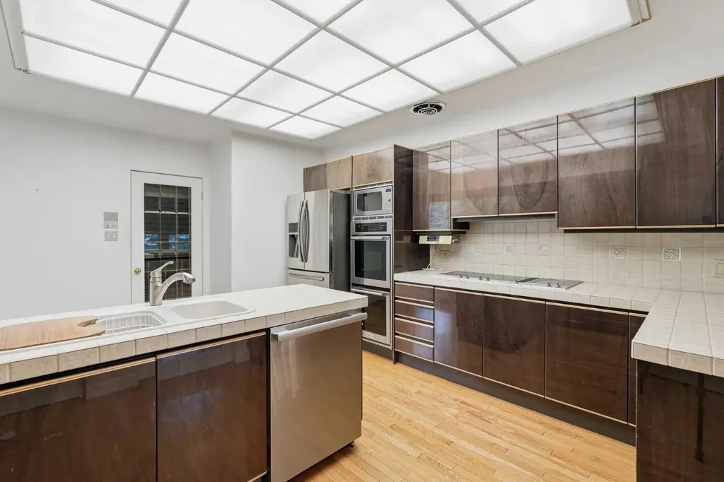 72 Massey Place SW Calgary AB T2V 2G8