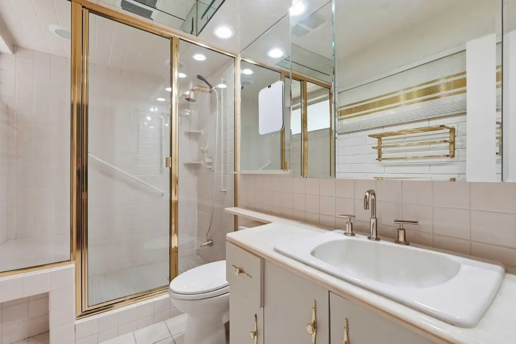 72 Massey Place SW Calgary AB T2V 2G8
