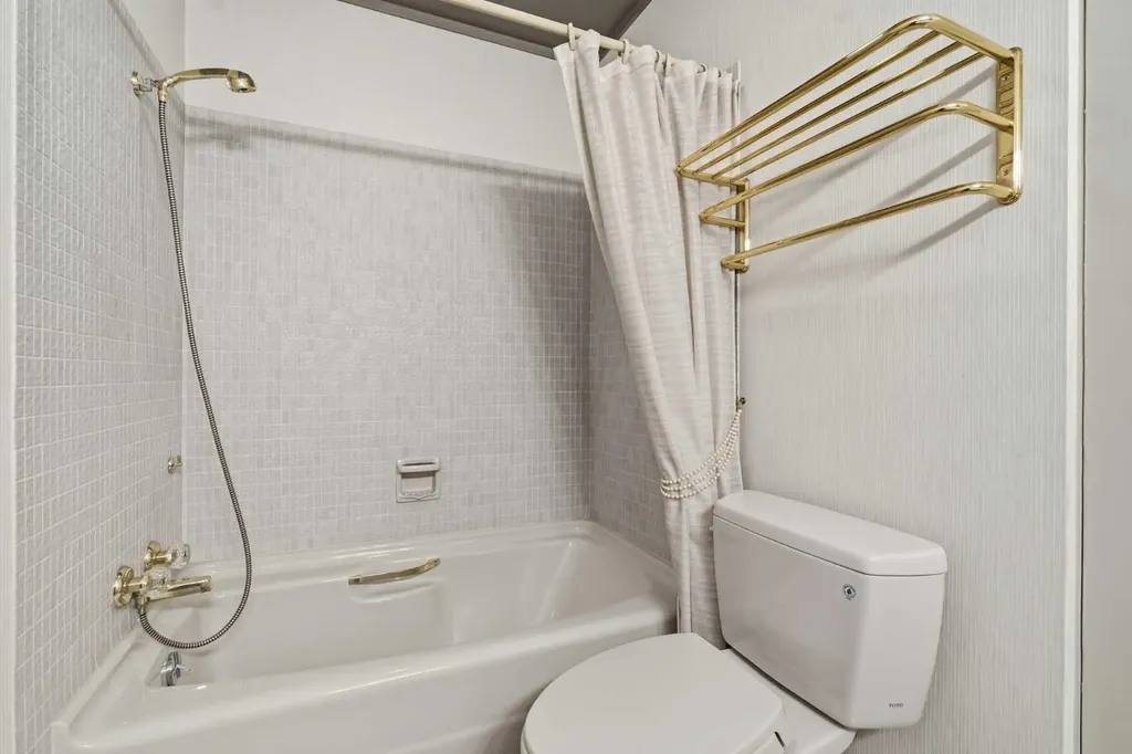 72 Massey Place SW Calgary AB T2V 2G8