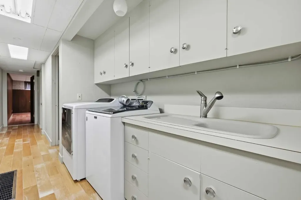 72 Massey Place SW Calgary AB T2V 2G8