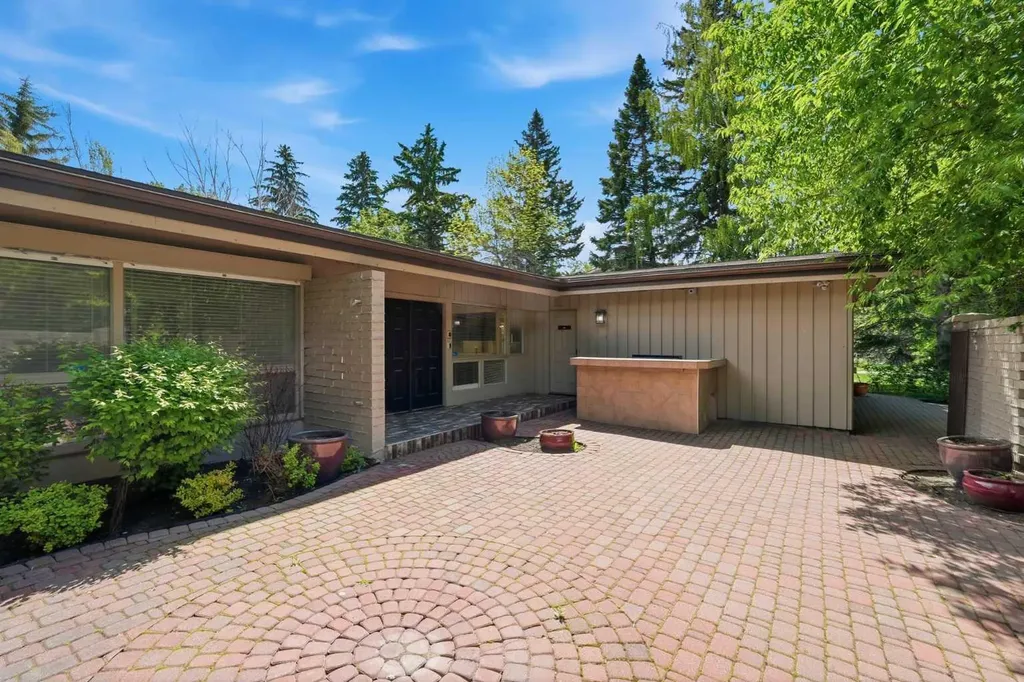 72 Massey Place SW Calgary AB T2V 2G8