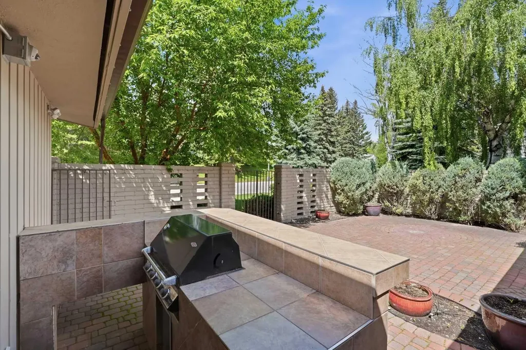 72 Massey Place SW Calgary AB T2V 2G8