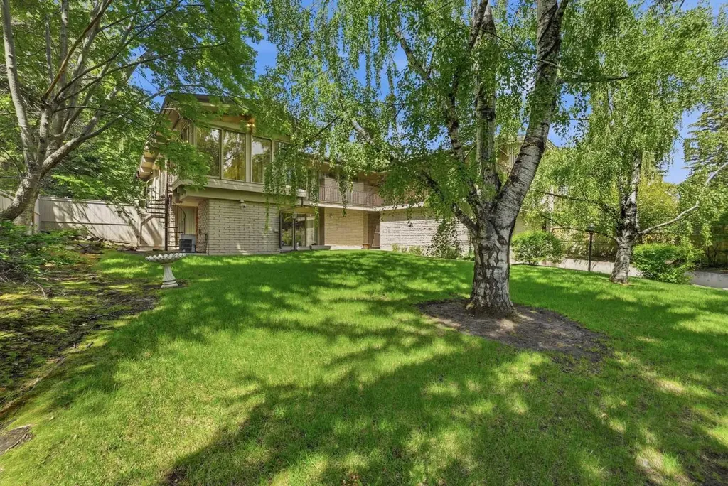 72 Massey Place SW Calgary AB T2V 2G8