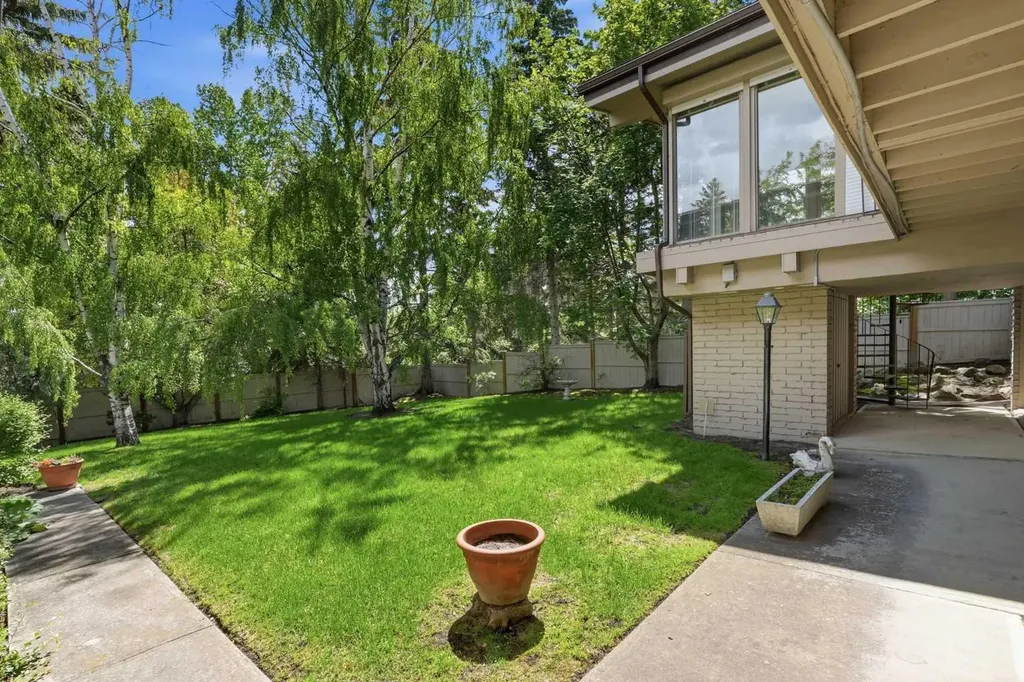 72 Massey Place SW Calgary AB T2V 2G8